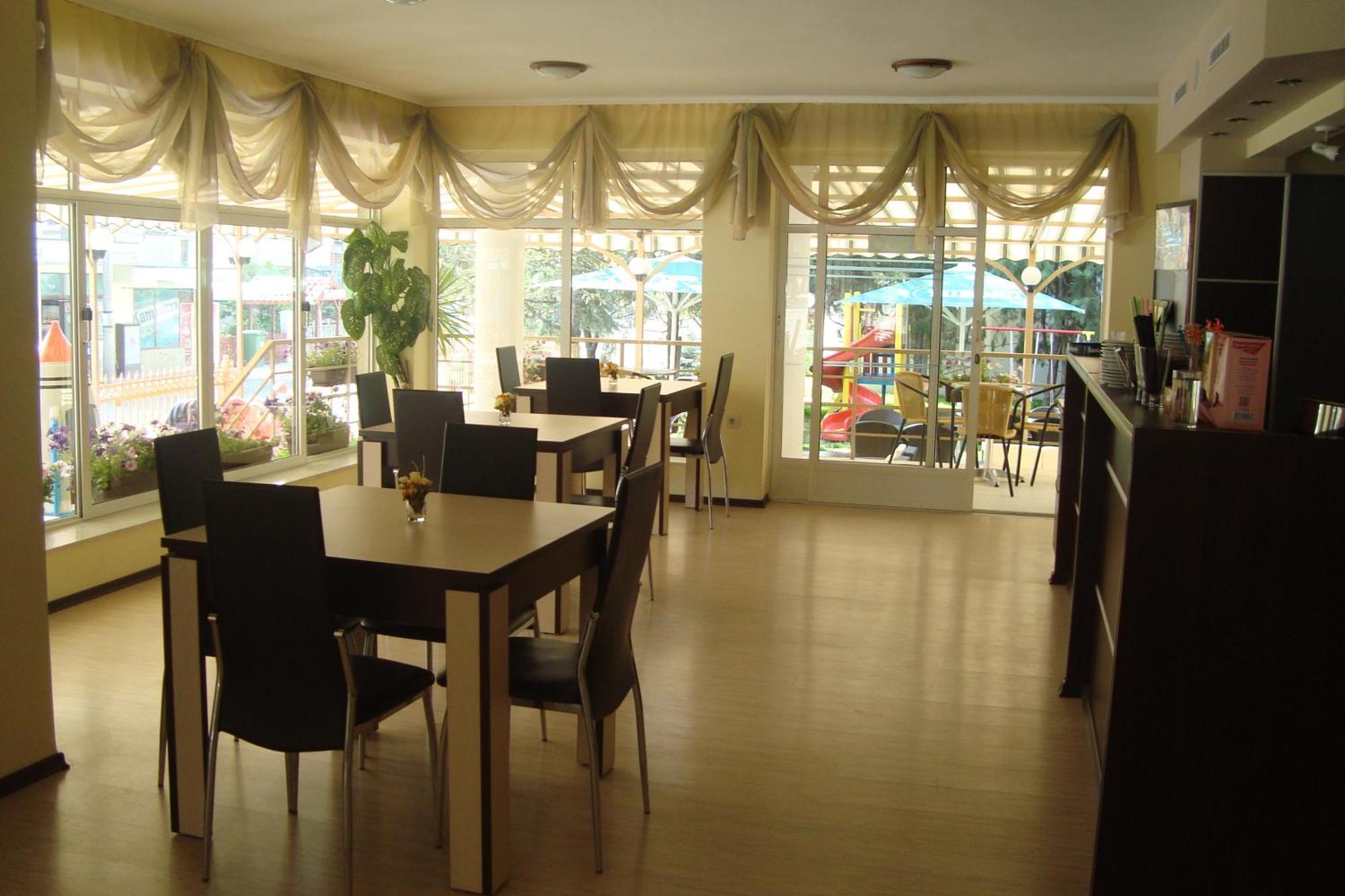 Hotel Astra Ravda Esterno foto