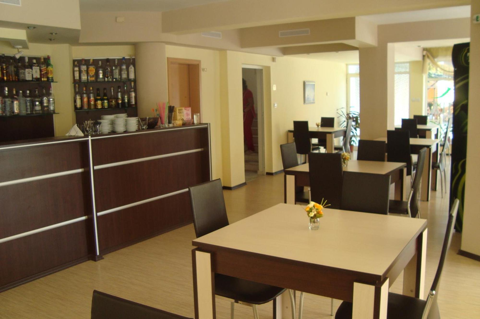 Hotel Astra Ravda Esterno foto