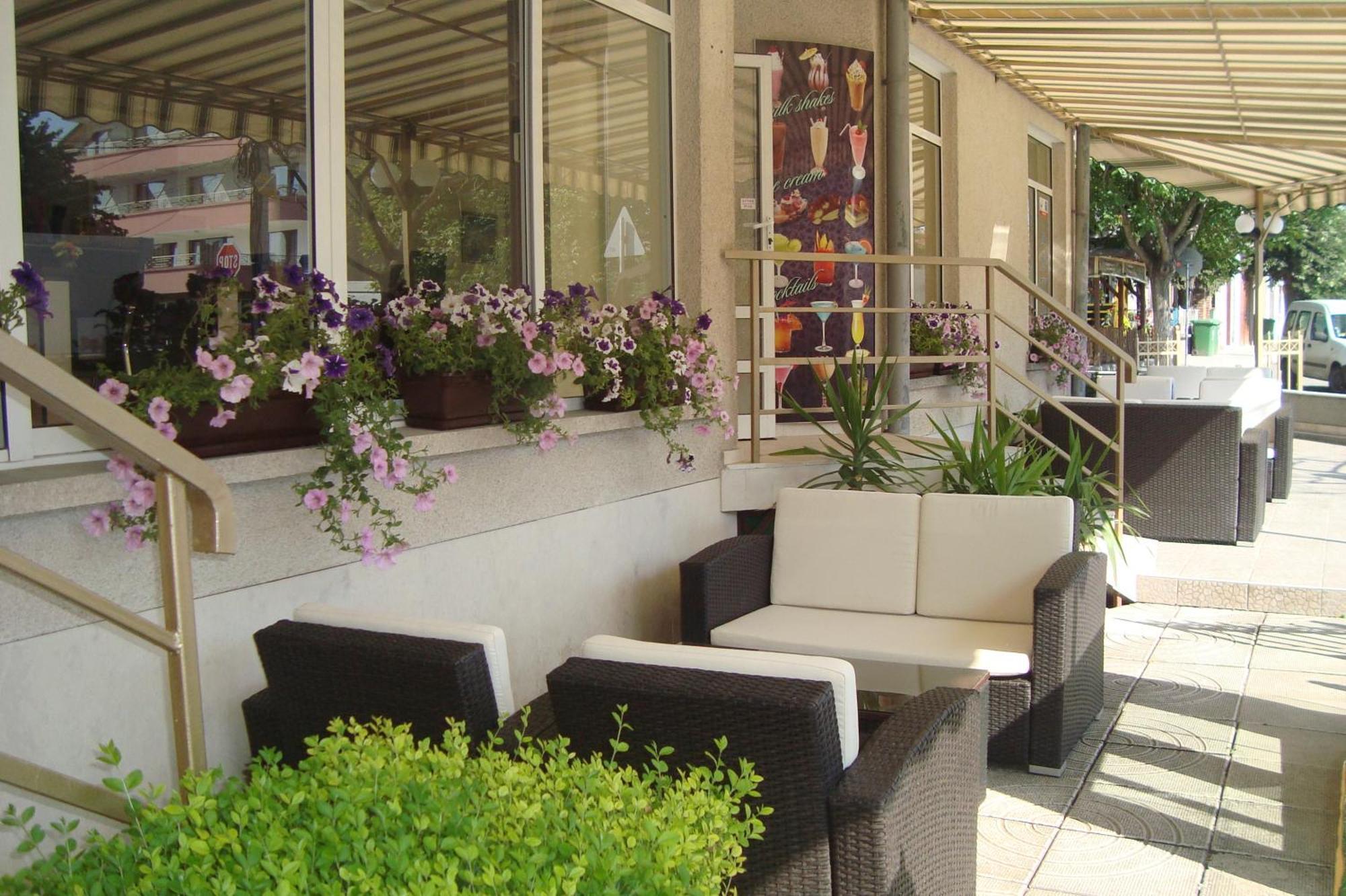 Hotel Astra Ravda Esterno foto