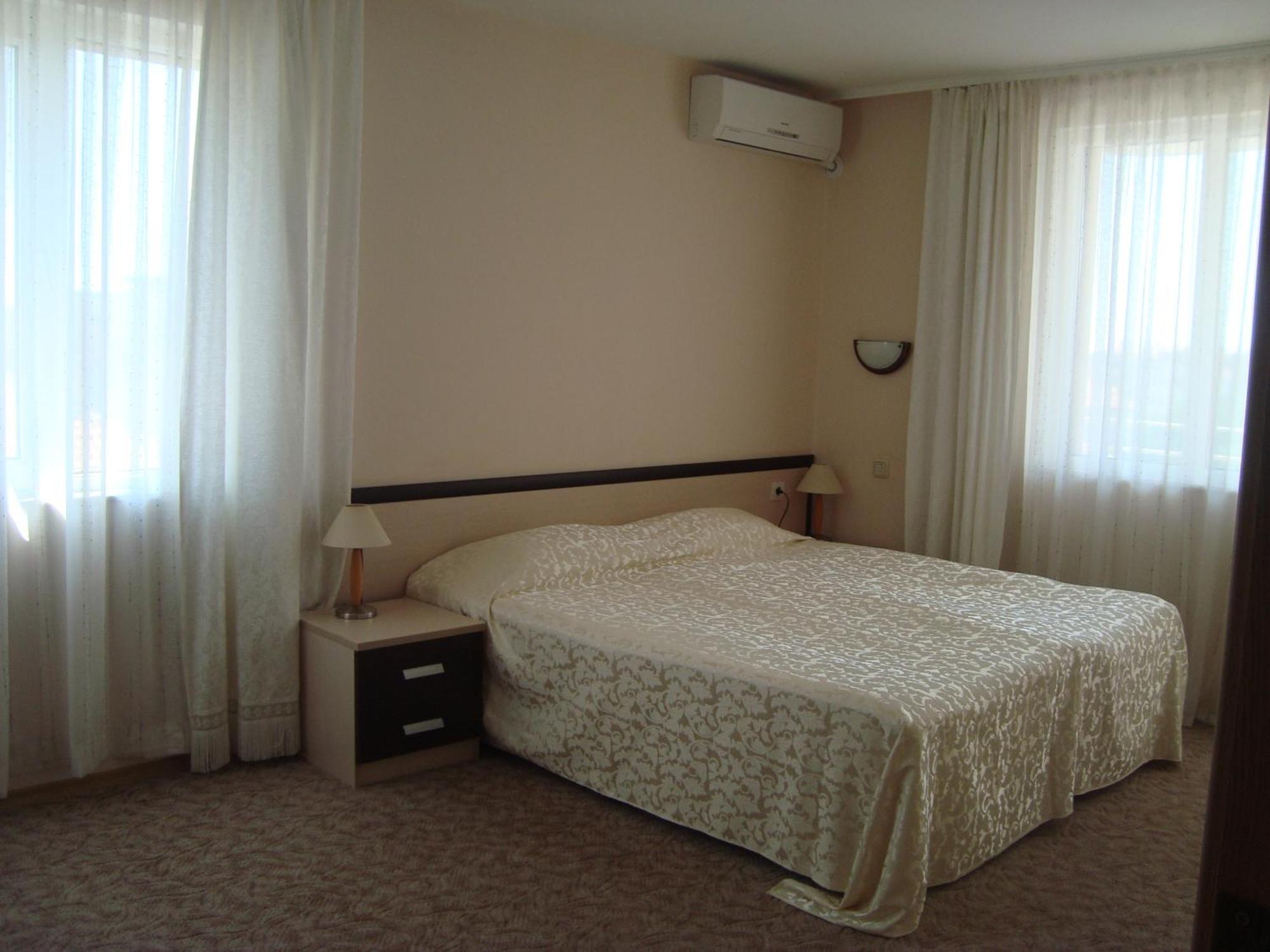 Hotel Astra Ravda Esterno foto