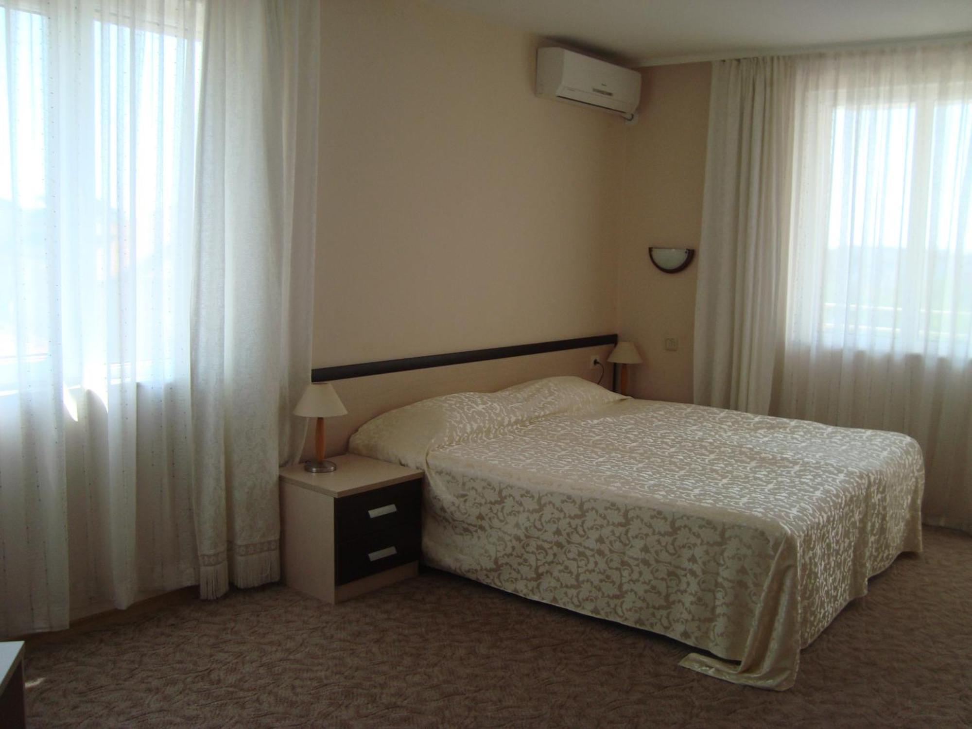 Hotel Astra Ravda Esterno foto