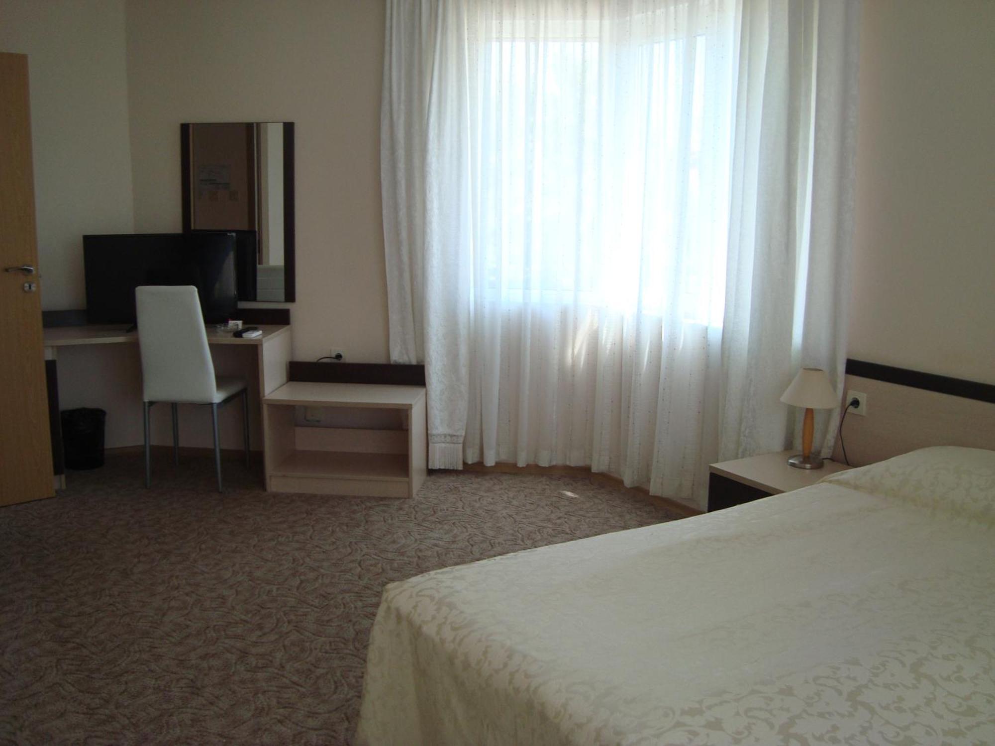 Hotel Astra Ravda Esterno foto