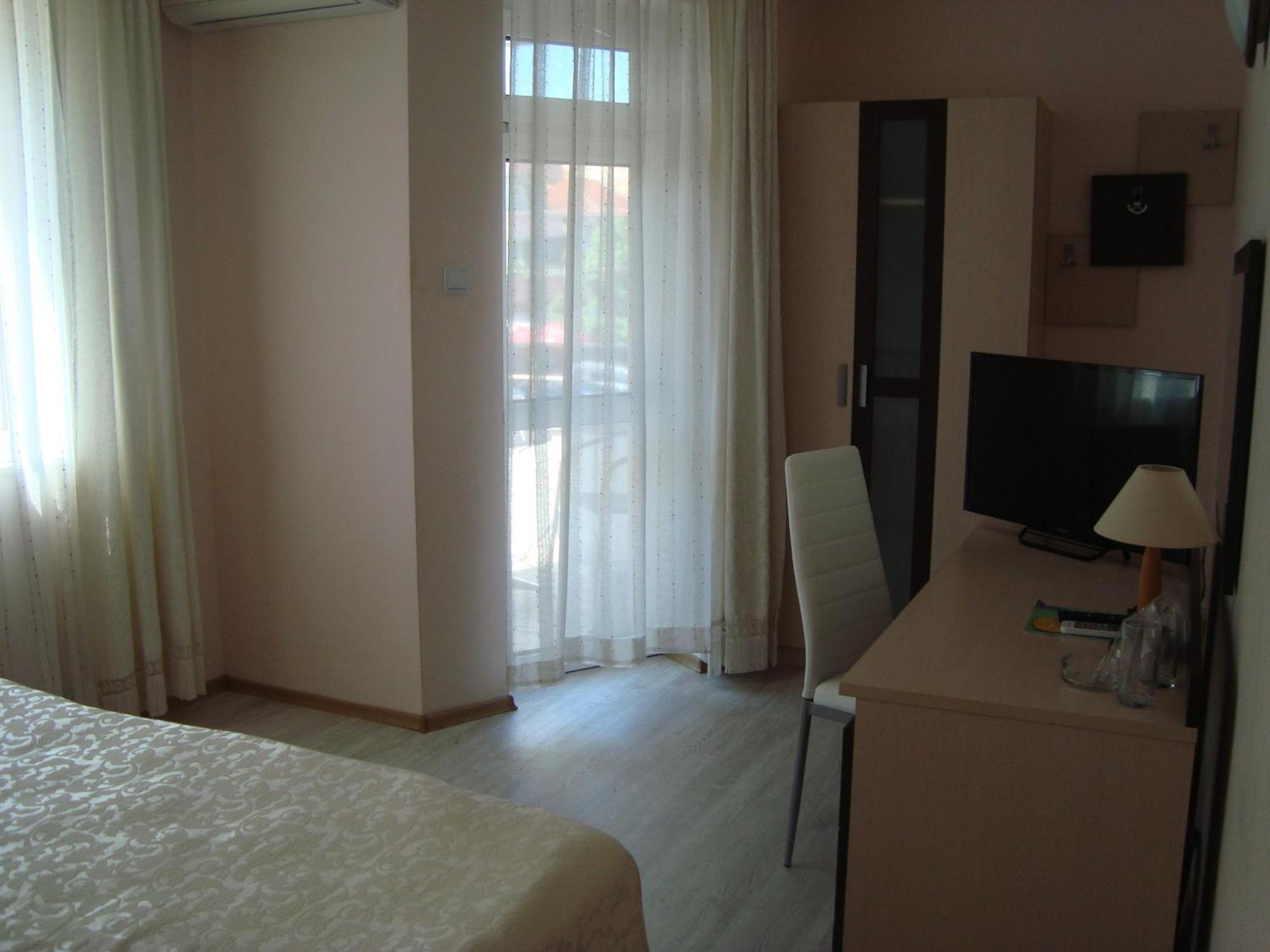 Hotel Astra Ravda Esterno foto