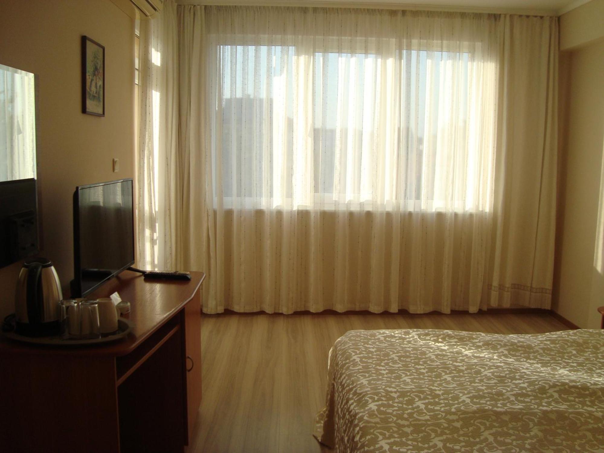Hotel Astra Ravda Esterno foto