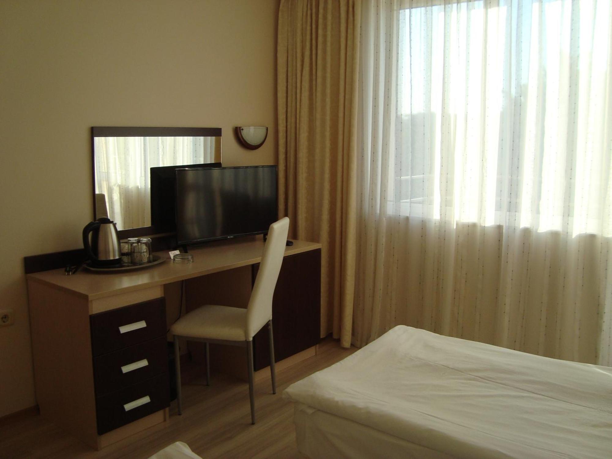 Hotel Astra Ravda Esterno foto