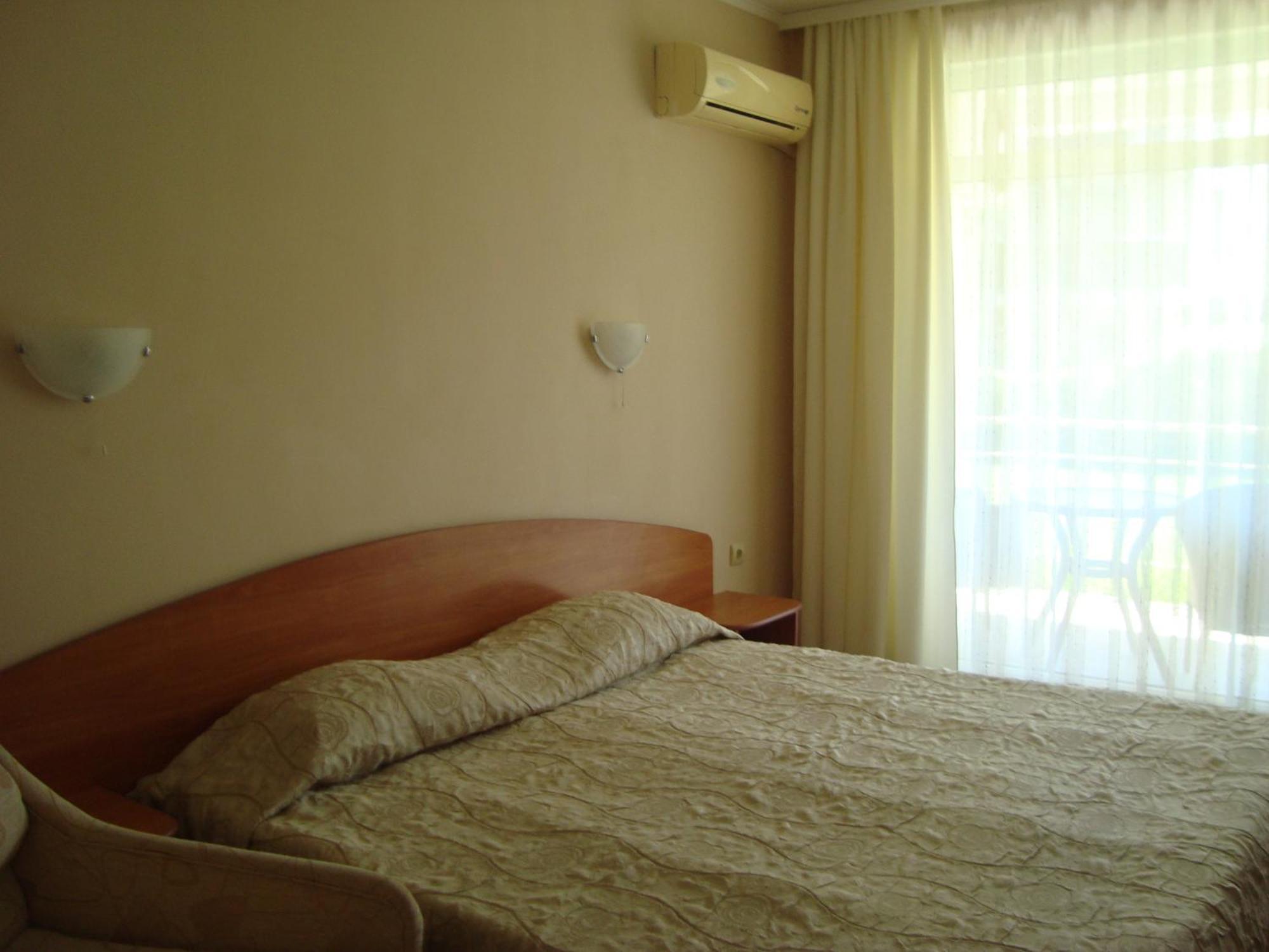 Hotel Astra Ravda Esterno foto