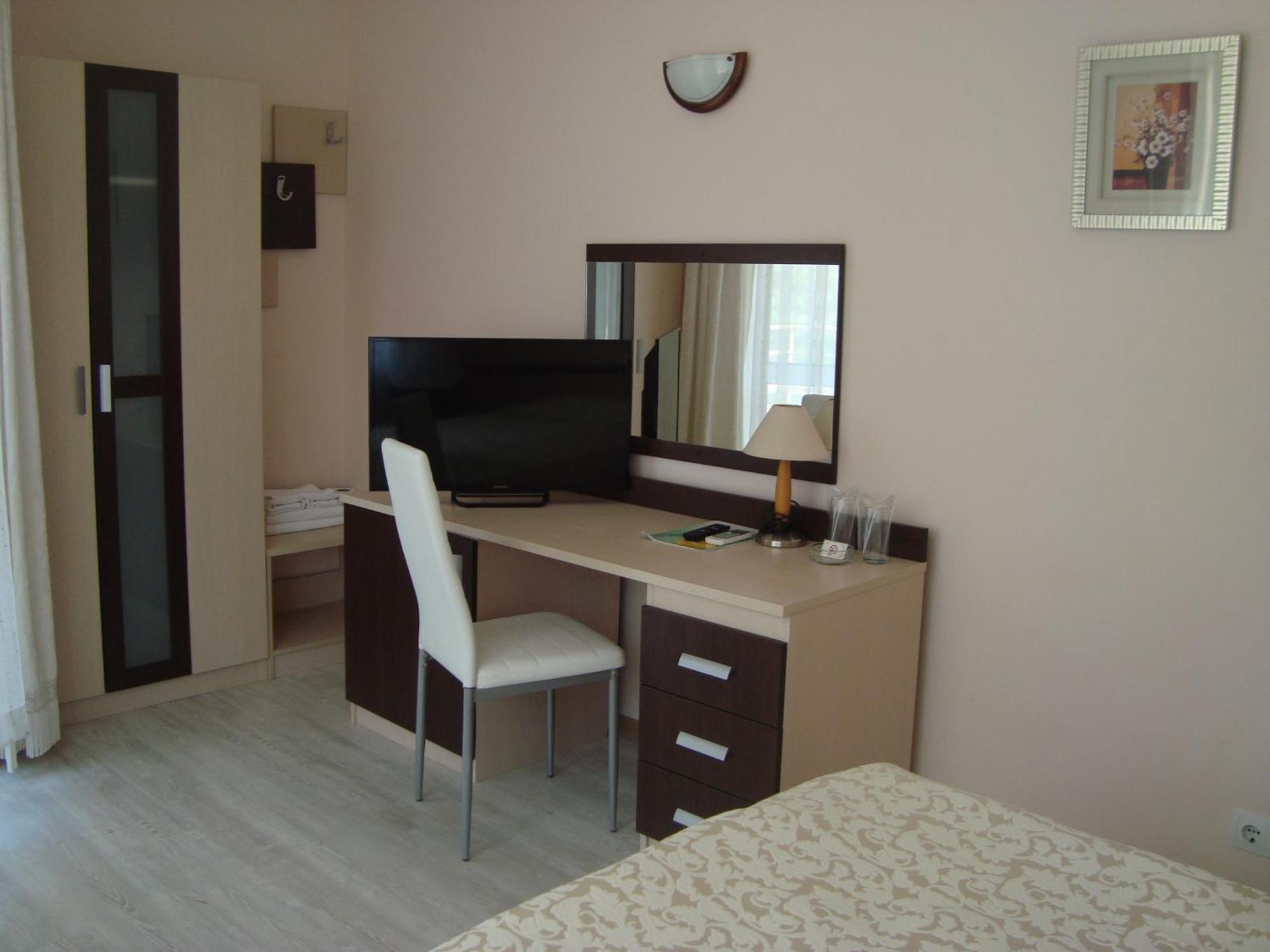 Hotel Astra Ravda Esterno foto
