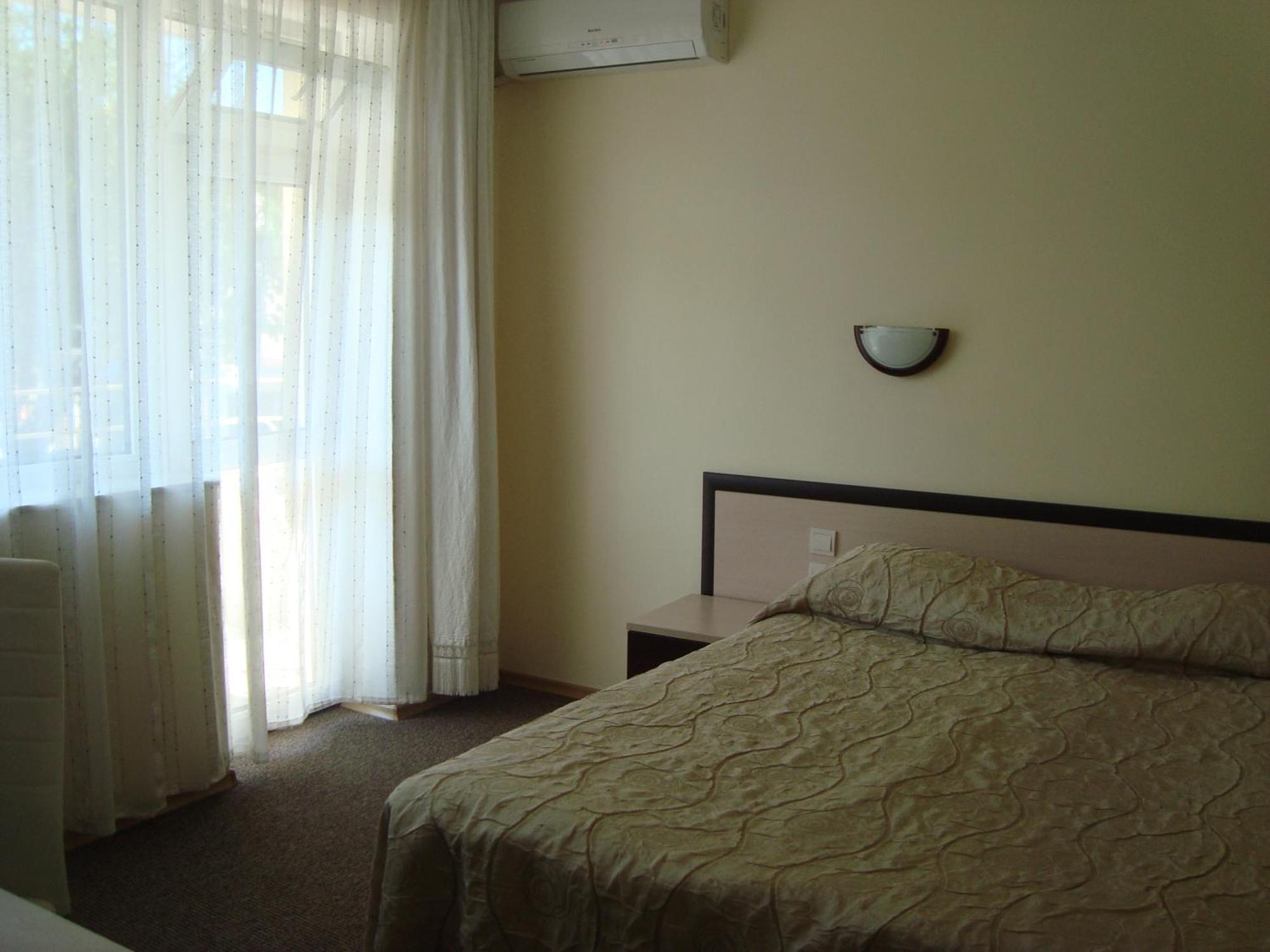 Hotel Astra Ravda Esterno foto