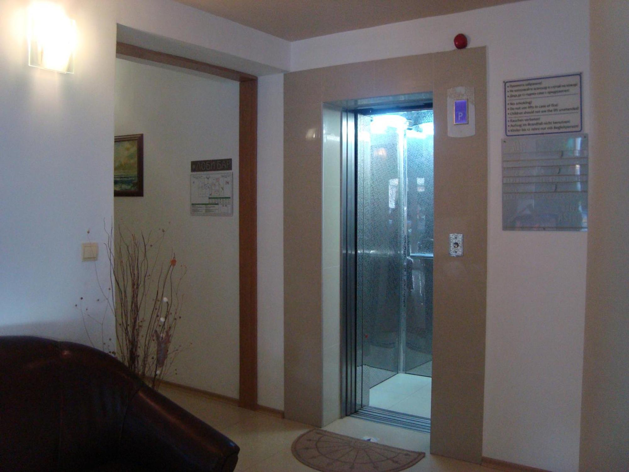 Hotel Astra Ravda Esterno foto