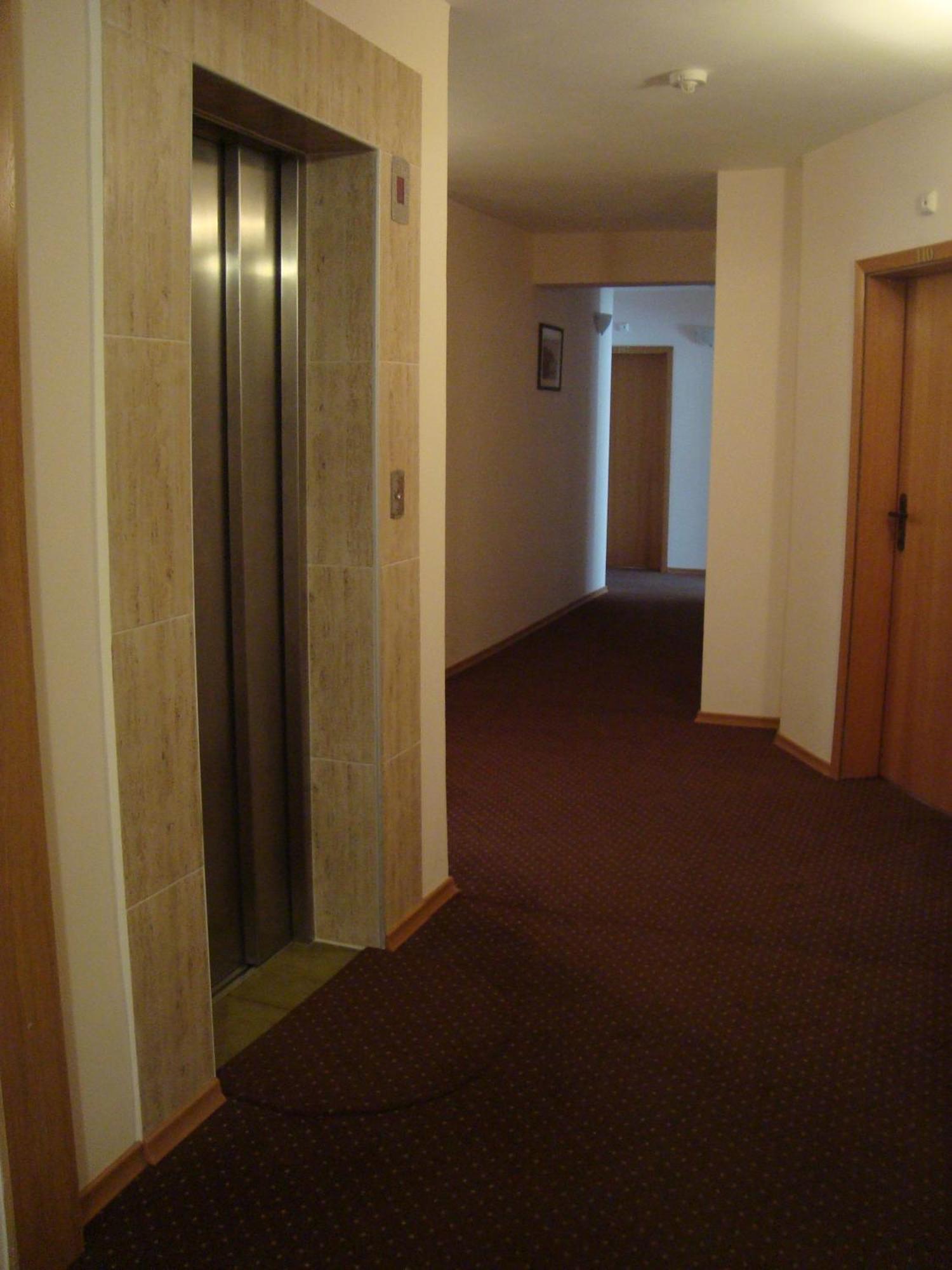 Hotel Astra Ravda Esterno foto