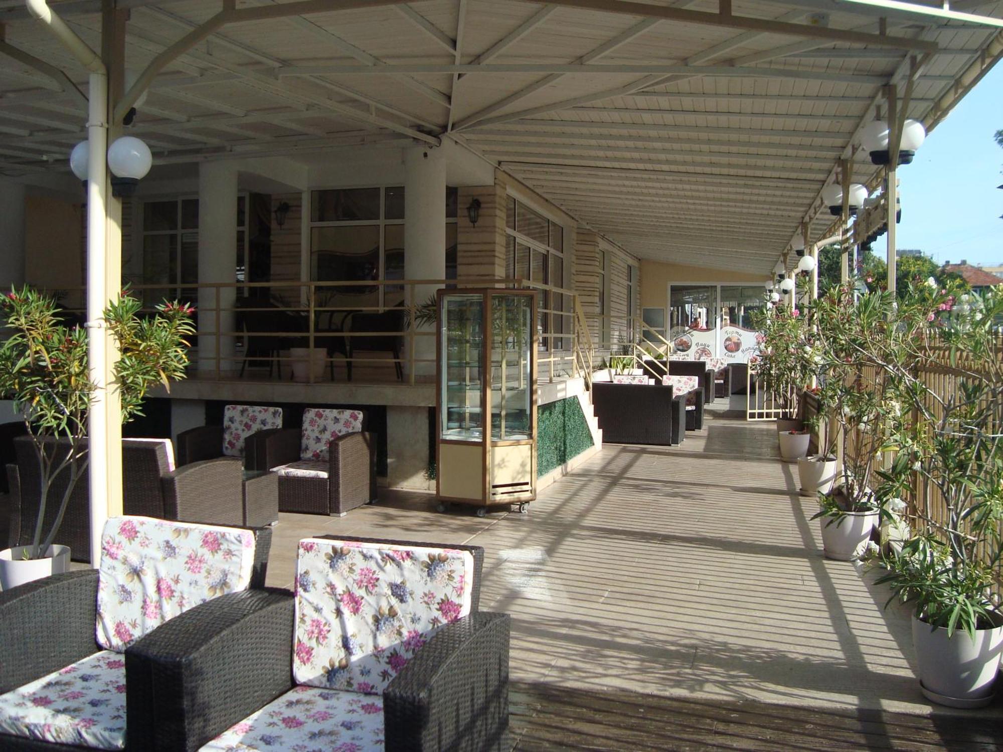Hotel Astra Ravda Esterno foto