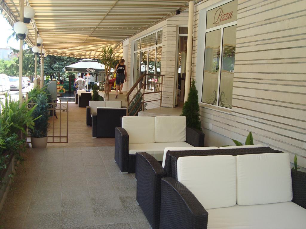 Hotel Astra Ravda Esterno foto